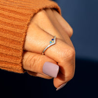 Zilveren chevron ring met blauwe geboortestenen en zirkonia