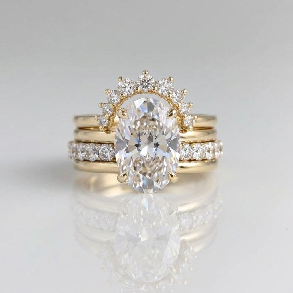 Gouden ringenset met ovale zirkonia en kroontje van steentjes