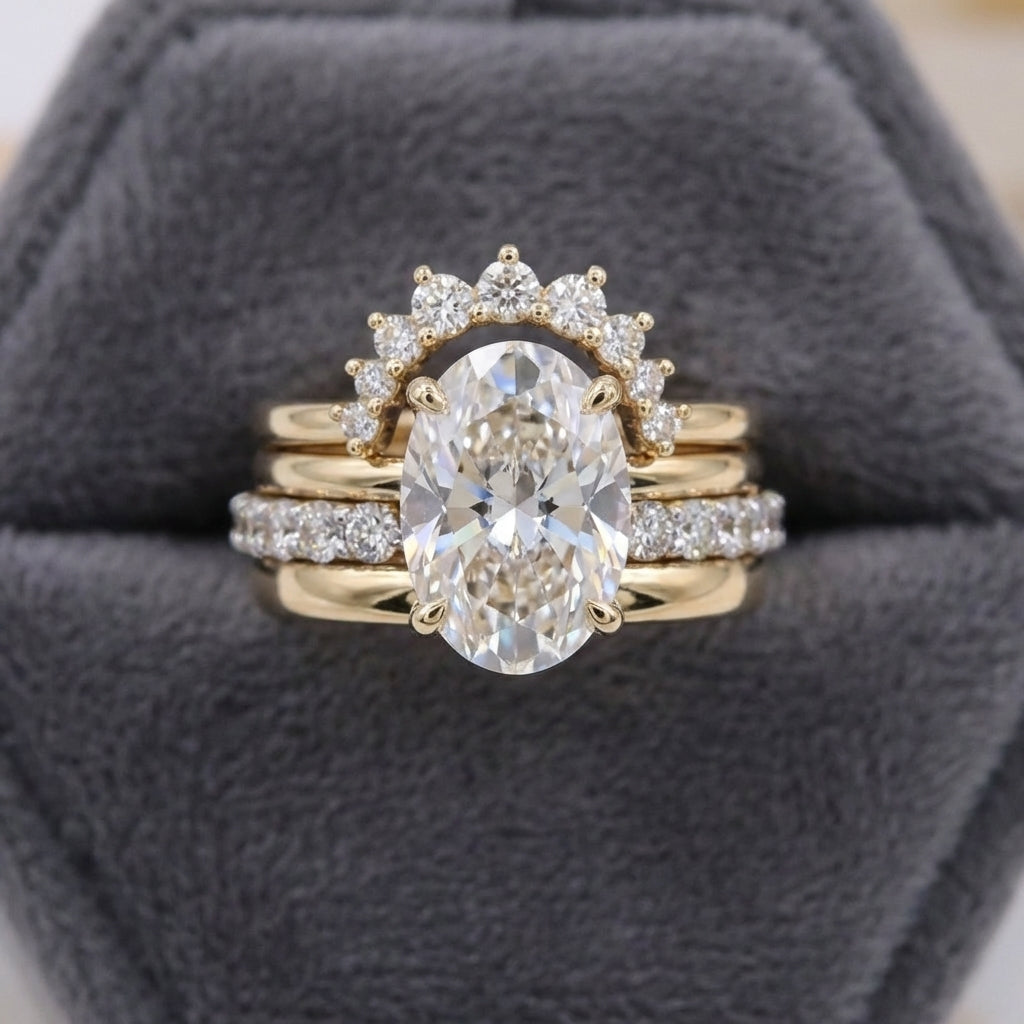 Gouden ringenset met ovale zirkonia en kroontje van steentjes