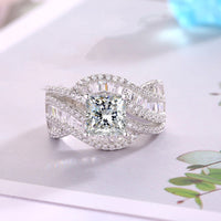 Zilveren ring met princess-geslepen zirkonia en getwiste band