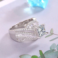 Zilveren ring met princess-geslepen zirkonia en getwiste band