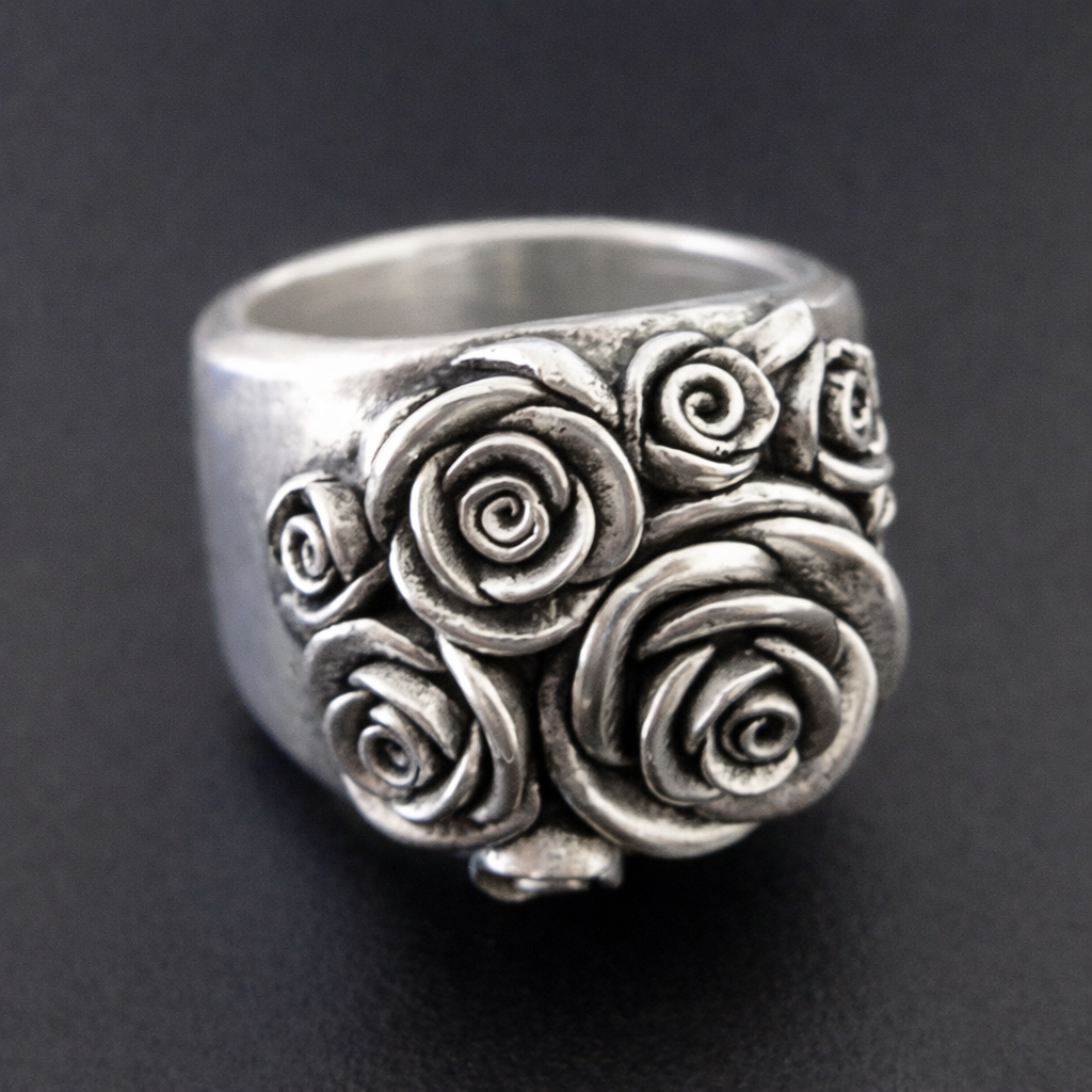 Zilveren ring met rozenboeket