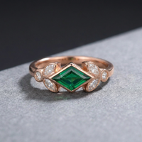 Roségouden ring met groene marquise-steen en bladmotief