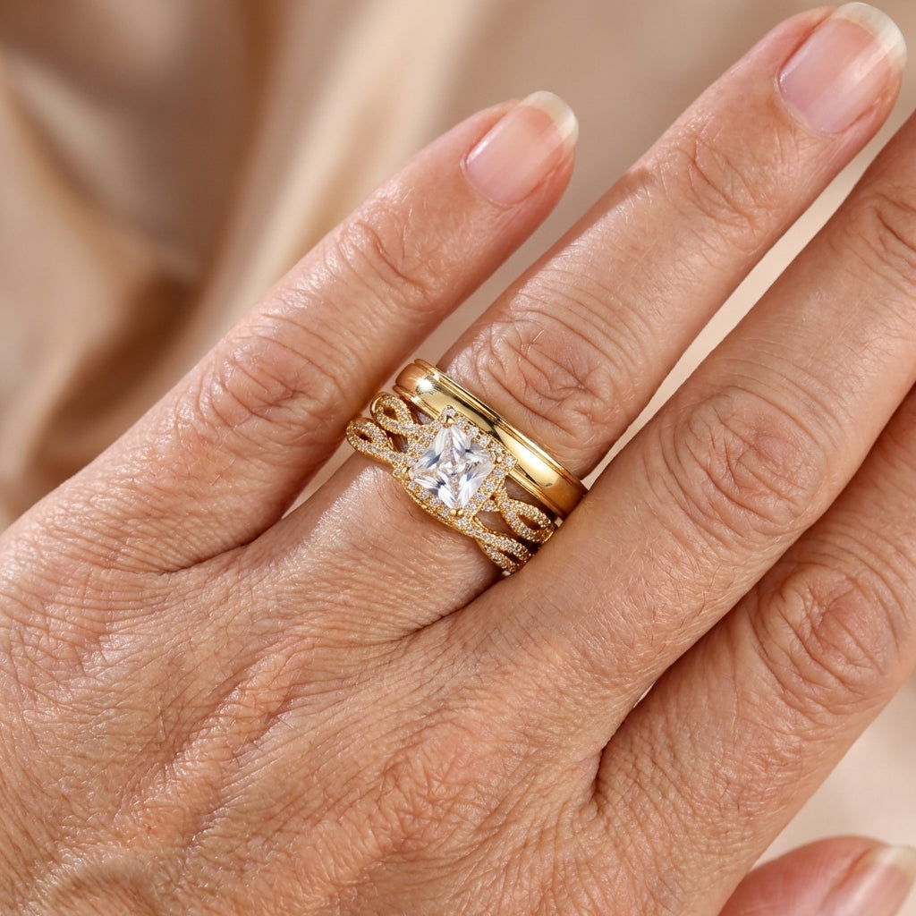 Gouden ringenset met princess-geslepen zirkonia en gevlochten band