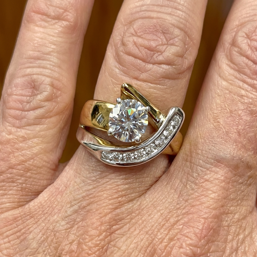 Gouden ring met ronde zirkonia en gekruiste band