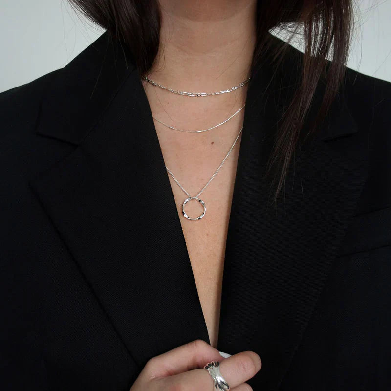 Zilveren gelaagde ketting met opengewerkte ring hanger