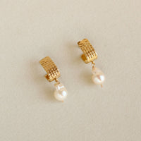 Gouden oorbellen met barokparelhanger