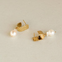 Gouden oorbellen met barokparelhanger