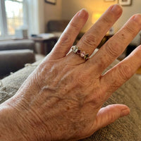Gouden ring met meerkleurige edelstenen
