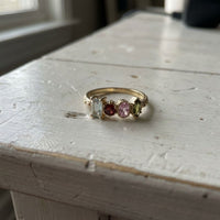 Gouden ring met meerkleurige edelstenen