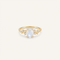 Gouden ring met ovale maansteen en diamanten