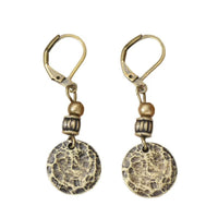 Bronzen vintage oorbellen met gehamerde munthanger