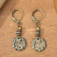 Bronzen vintage oorbellen met gehamerde munthanger