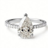 Gouden solitairering met peervormige zirkonia en pavé band