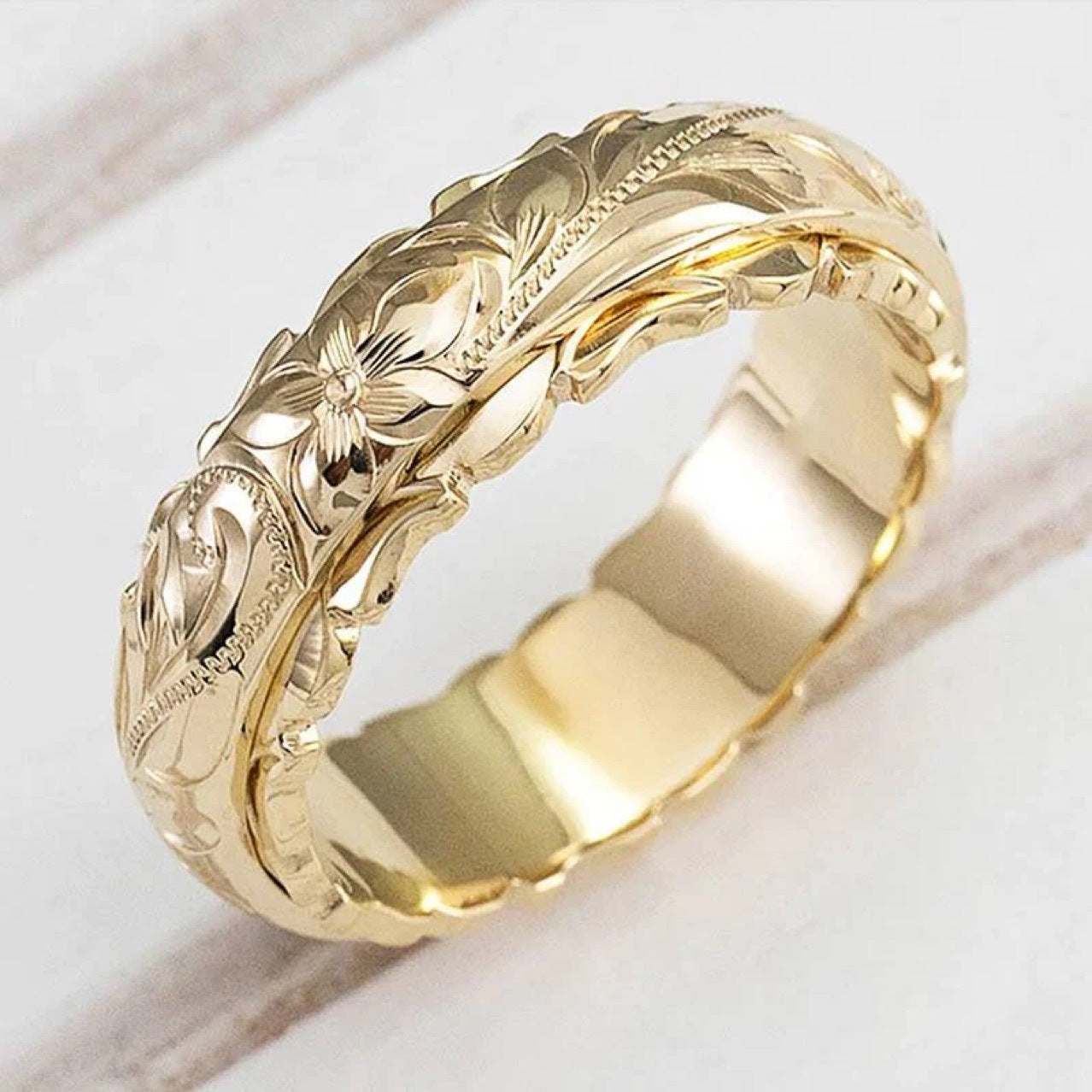 Gouden vintage ring met gegraveerd bloemmotief