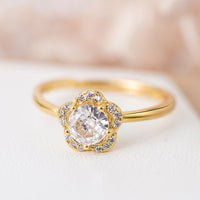 Gouden bloemring met sprankelende zirconia