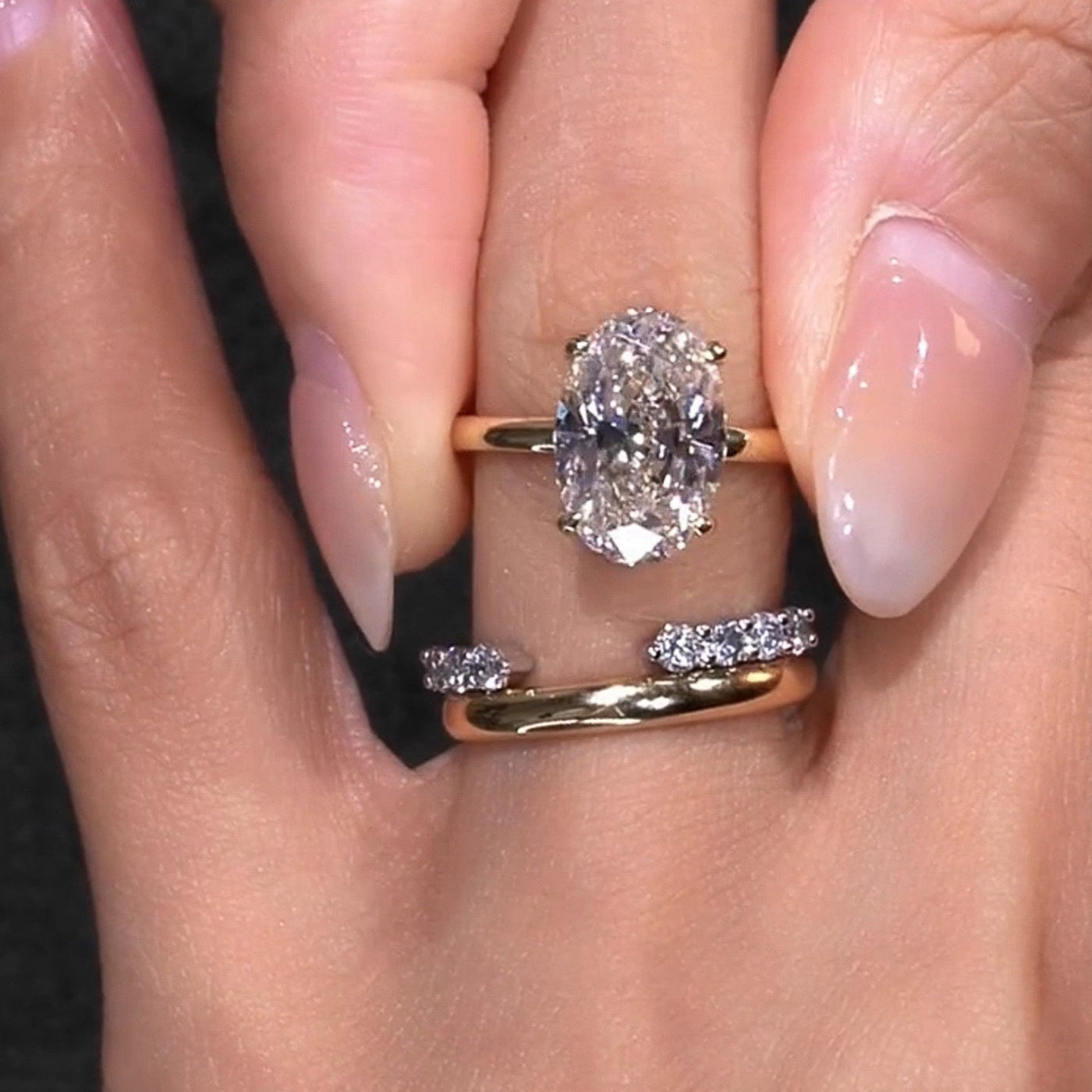 Gouden ringenset met ovale zirkonia en kroontje van steentjes