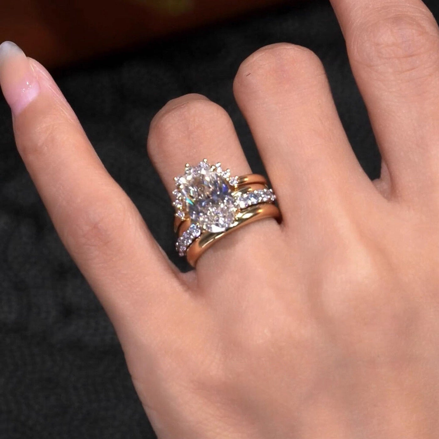 Gouden ringenset met ovale zirkonia en kroontje van steentjes