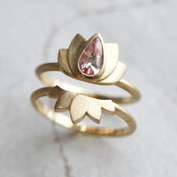 Gouden lotus ringenset met roze edelsteen