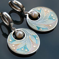Zilveren enamel oorbellen met parel en bladmotief