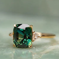 Gouden ring met groene edelsteen