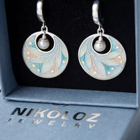 Zilveren enamel oorbellen met parel en bladmotief