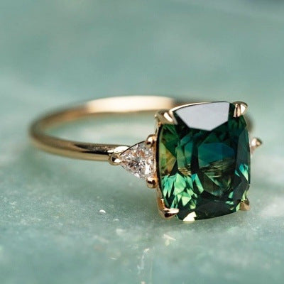 Gouden ring met groene edelsteen en zijstenen