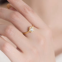 Gouden bloemring met sprankelende zirconia