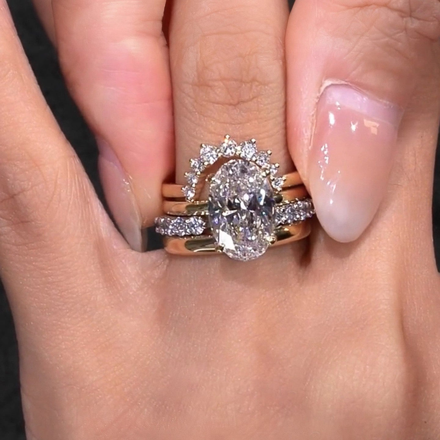 Gouden ringenset met ovale zirkonia en kroontje van steentjes
