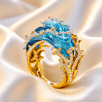 Gouden golfring met blauwe edelsteen
