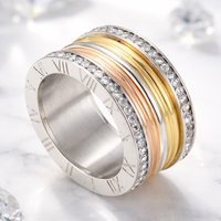 Driekleurige ring met Romeinse cijfers en kristal