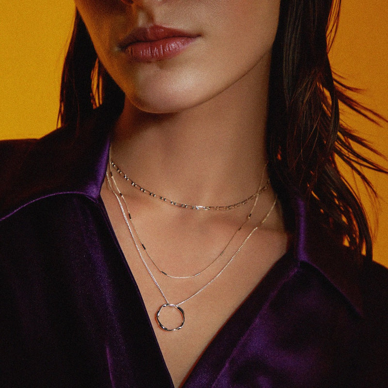 Zilveren gelaagde ketting met opengewerkte ring hanger