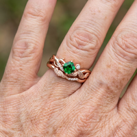 Roségouden ring met groene edelsteen en openwerk