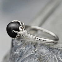 Gouden ring met grijze parel en kristallen