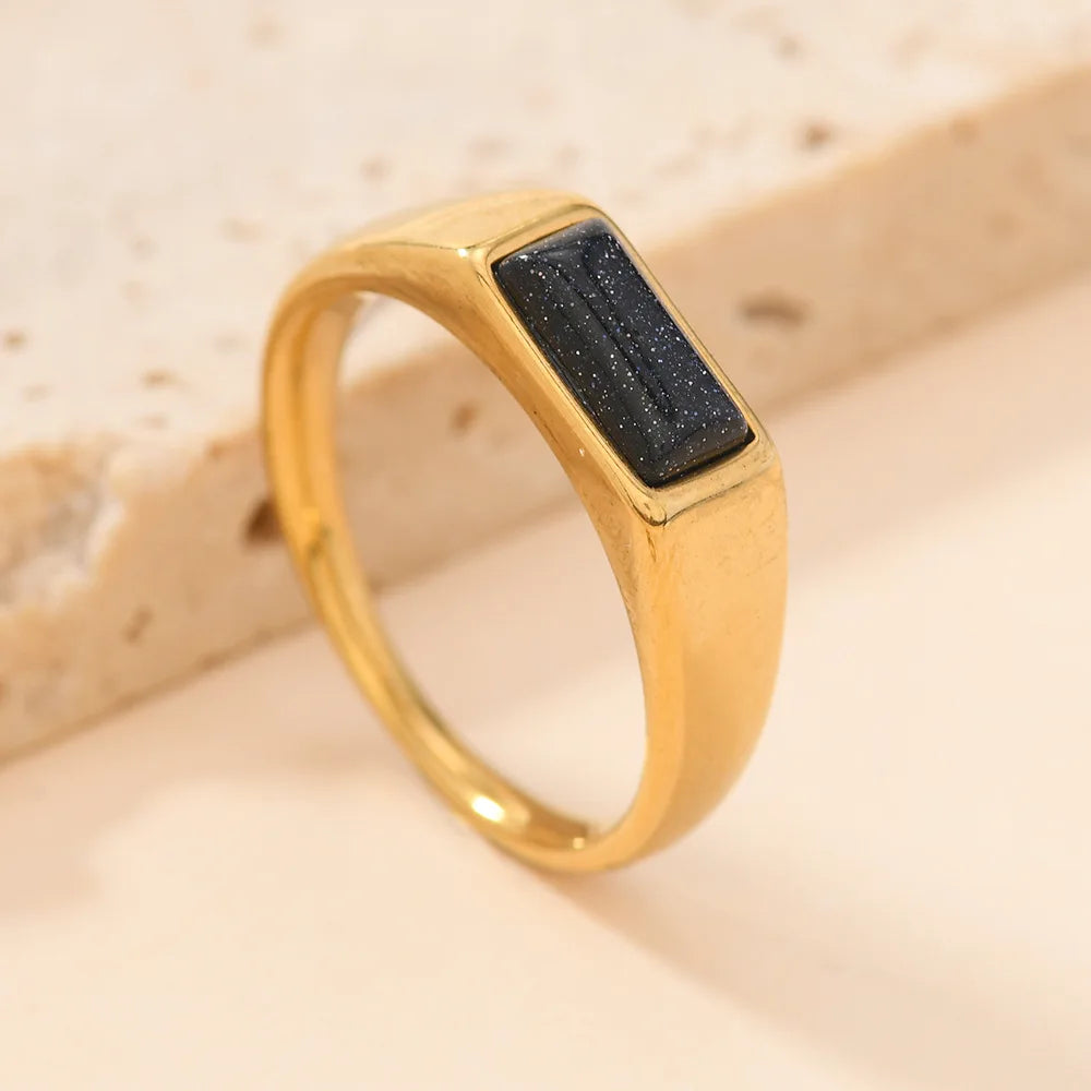 Gouden ringenset met kleurrijke edelstenen