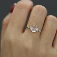 Gouden ring met ovale maansteen en diamanten