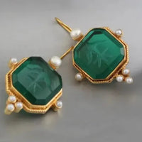 Gouden vintage oorbellen met groene gravuursteen en parels