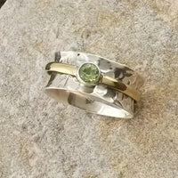 Zilver-gouden gehamerde spinner ring met peridoot