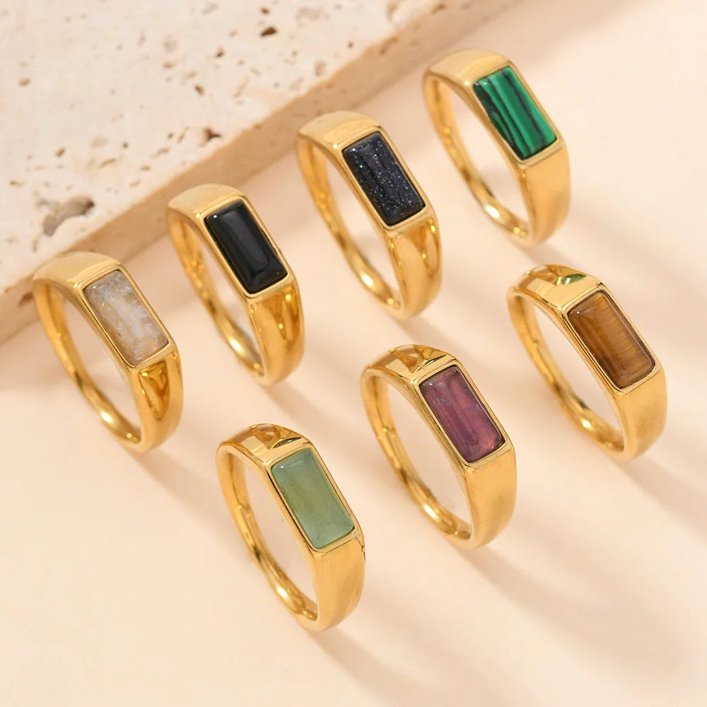 Gouden ringenset met kleurrijke edelstenen