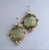 Gouden vintage oorbellen met groene gravuursteen en parels