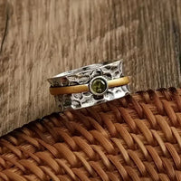 Zilver-gouden gehamerde spinner ring met peridoot