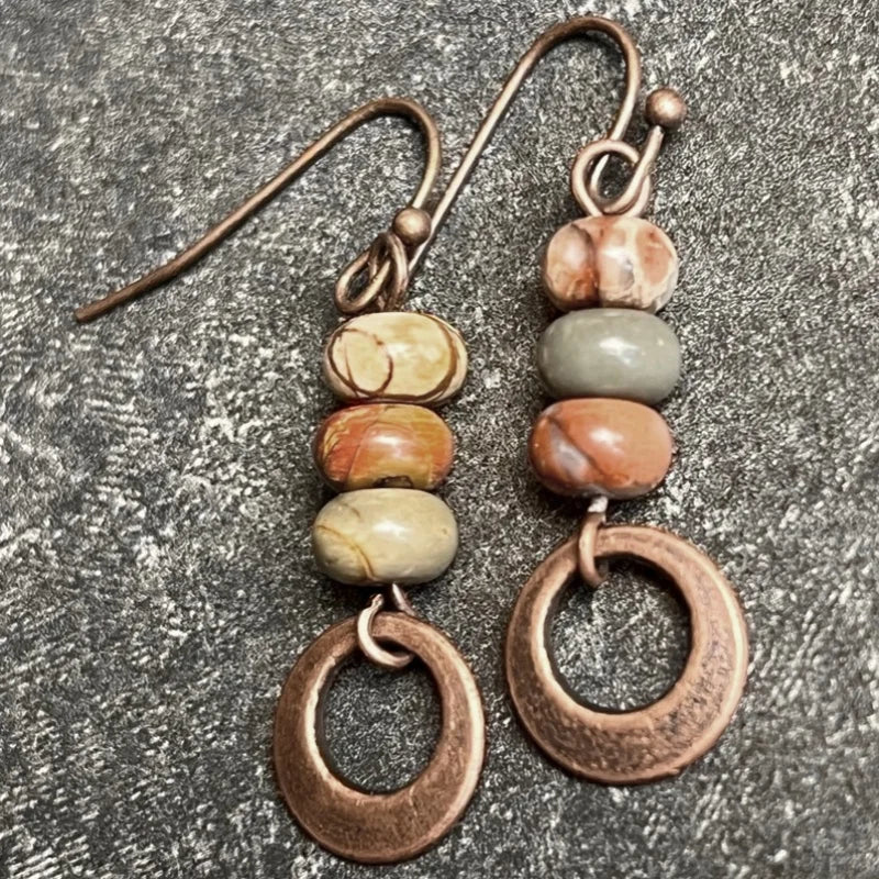 Vintage oorbellen met natuursteen kralen en ring