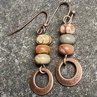 Bohemian oorbellen met natuurstenen kralen en koperen ring