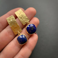 Gouden gehamerde oorbellen met lapis lazuli