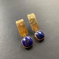 Gouden gehamerde oorbellen met lapis lazuli