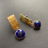 Gouden gehamerde oorbellen met lapis lazuli