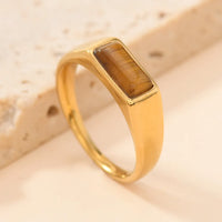 Gouden ringenset met kleurrijke edelstenen