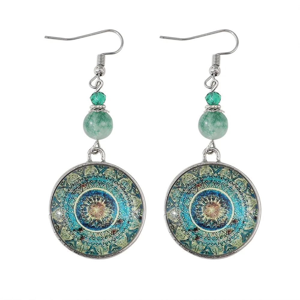 Bohemian oorbellen met mandala glasschijf en groene kralen