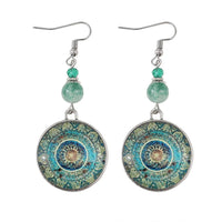 Bohemian oorbellen met mandala glasschijf en groene kralen