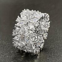 Zilveren brede ring met marquise zirkonia bloemtros